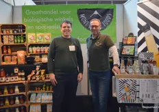 Bij Mont Blanc Foods reageerde men heel positief op de drankjes van Razzle, waarvan nu ook siropen beschikbaar zijn. Op de foto: Hans van der Velde en Leo den Hamer.